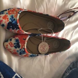 SO size 8 floral flats NWT